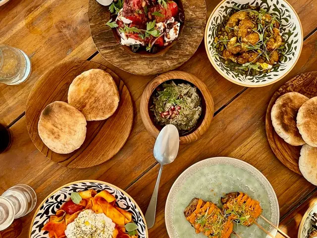 Gedeckter Tisch mit mediterranen Gerichten, von oben