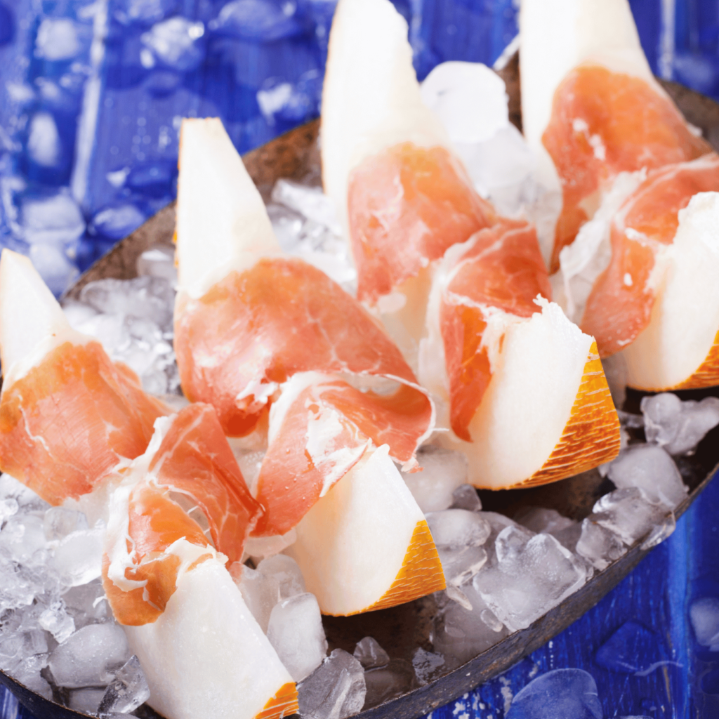 melone-mit-serrano-schinken-anrichten-einfaches-rezept-und-tipps