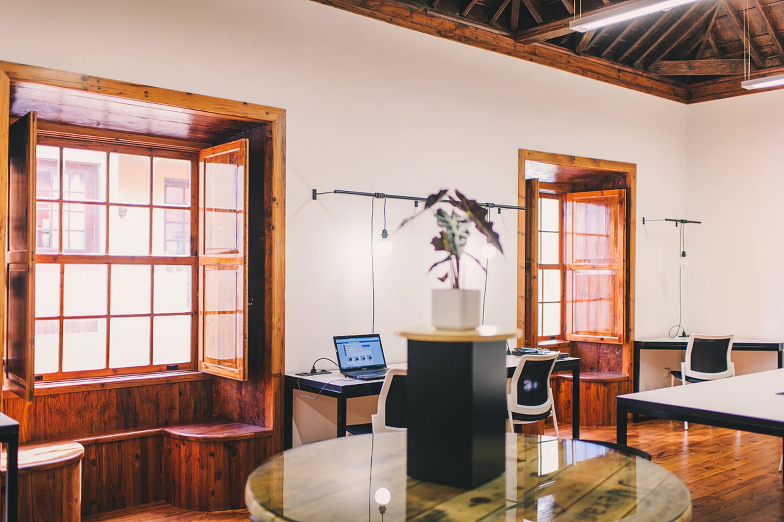 Arbeitsraum von Blitz Coworking in einem alten Haus in La Laguna: Holzdecke, Holzfenster mit Sitzbank und Schreibtische
