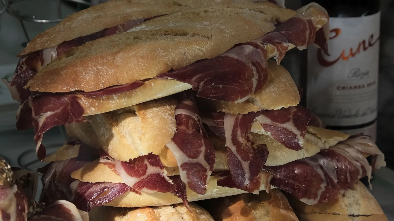 Ein Stapel Baguette-Bocadillos, dick mit Jamón belegt