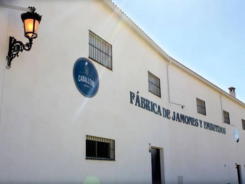 Fassade der Manufaktur von Jamones Caballero