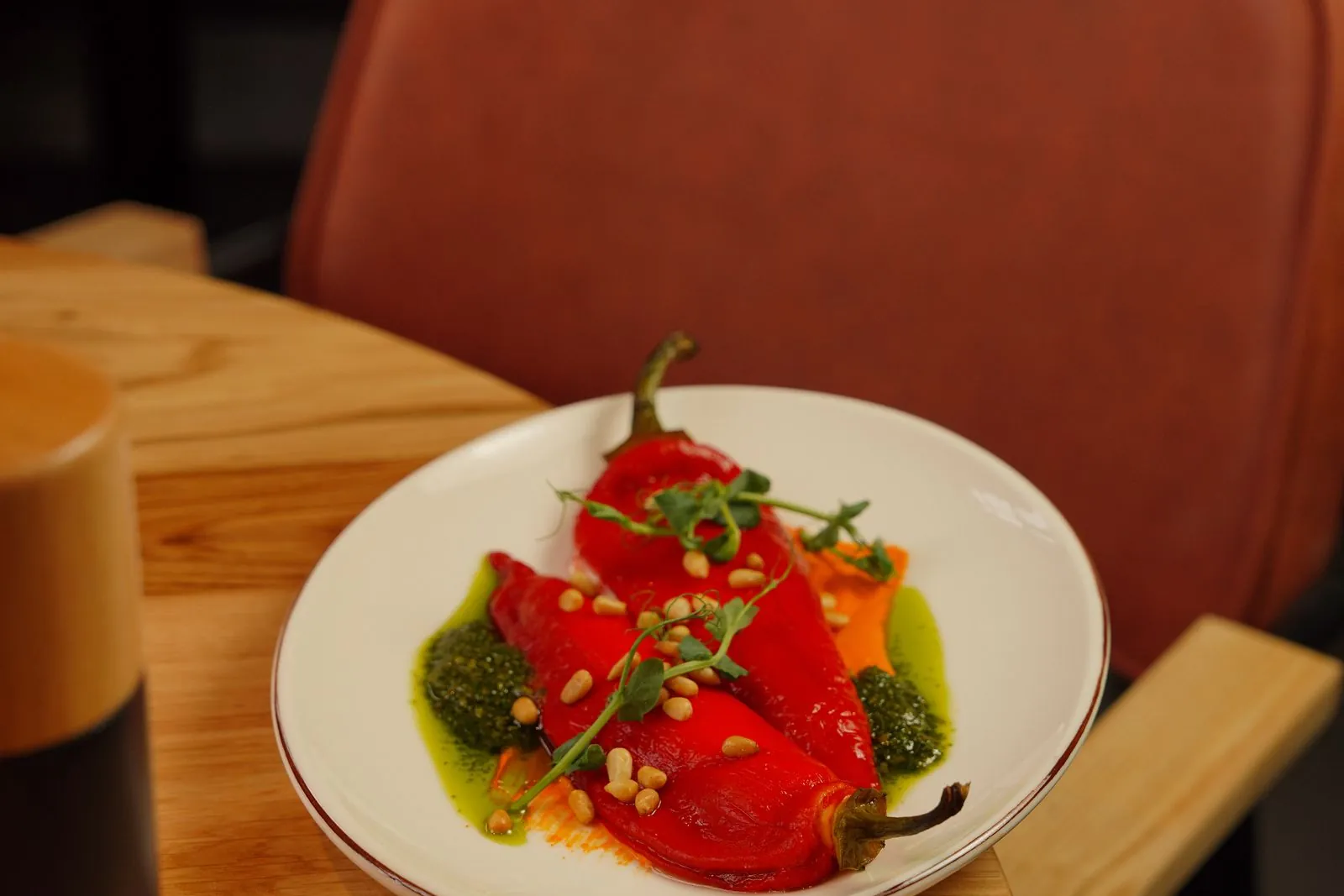 Geröstete rote Paprika in Streifen auf einem Teller