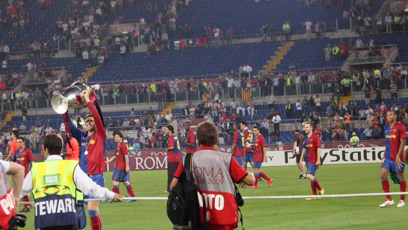 Spieler des FC Barcelona feiern am 27. Mai 2009 in Rom den Sieg im Champions-League-Finale mit dem Pokal