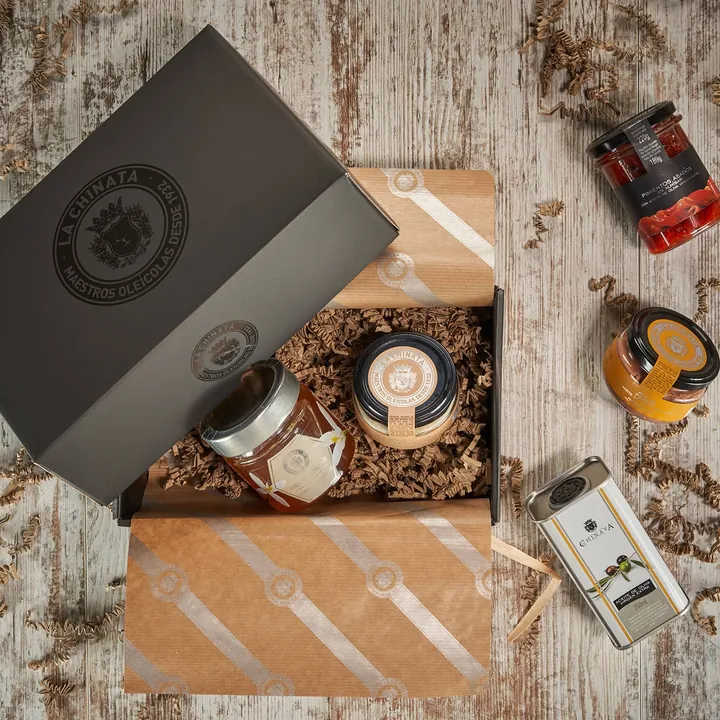 Geschenkbox von La Chinata mit Olivenöl-Dose, Honig, Ziegenkäsecreme, Paprika in Sirup und Pastete