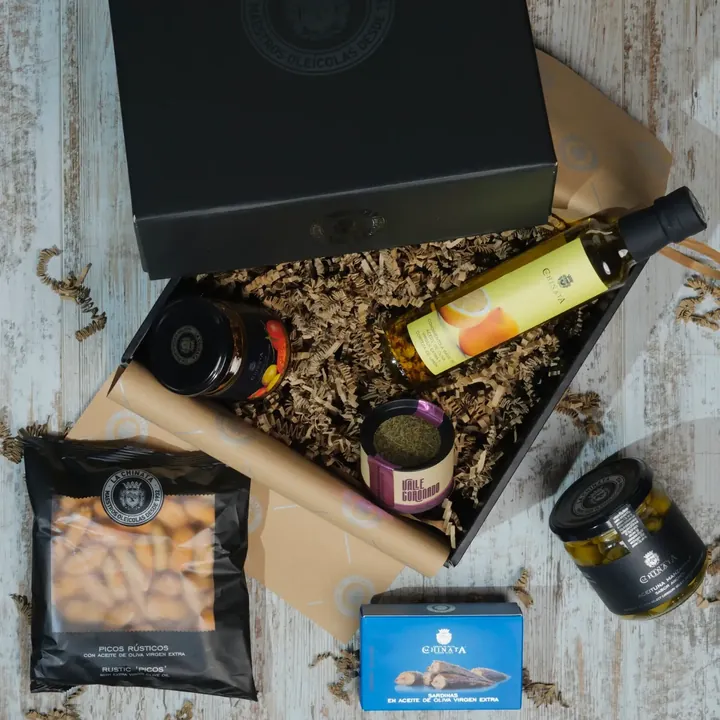 Geschenkbox von La Chinata mit Sardinen, Zitronen-Olivenöl, Oliven, Brotsticks und Tomaten-Oliven-Creme