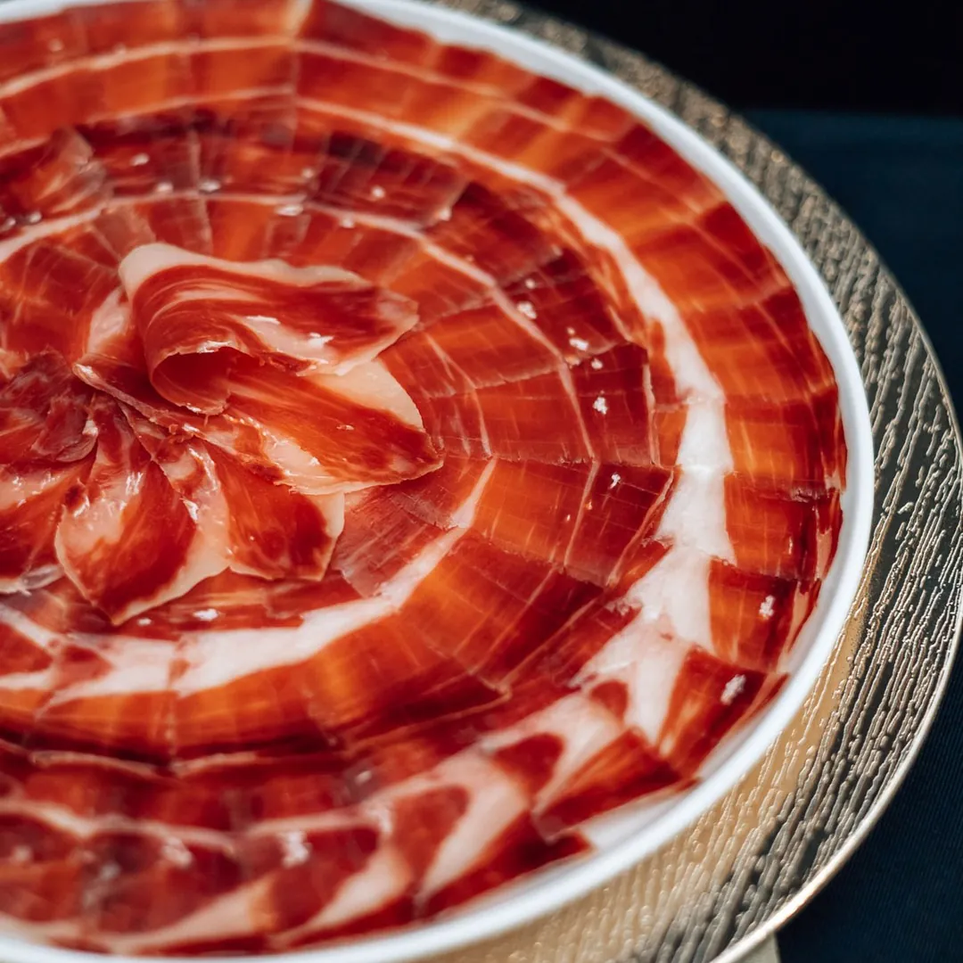 Ein Teller mit dünn geschnittenem Jamón