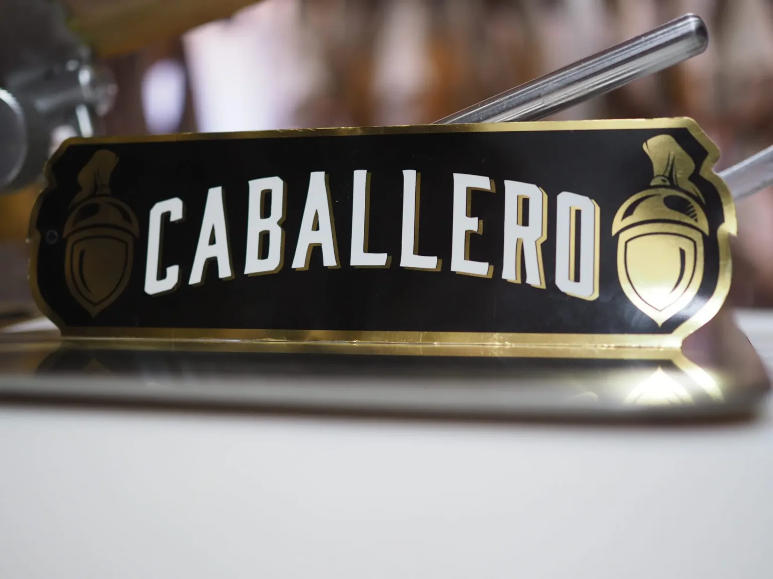 Schinken im Halter mit dem Schild «Caballero», Keller im Hintergrund