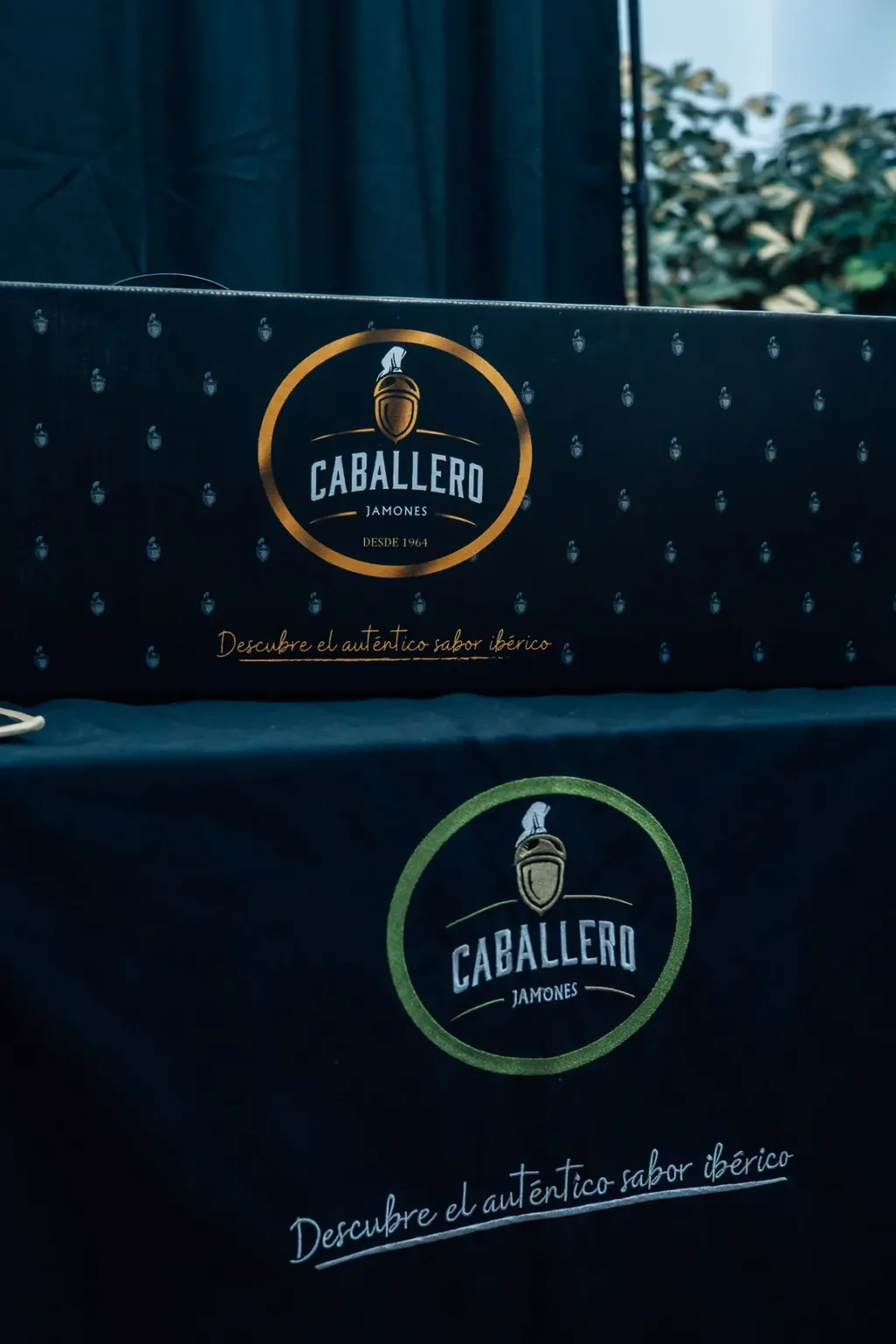 Schwarzer Geschenkkarton von Jamones Caballero mit goldenem Logo