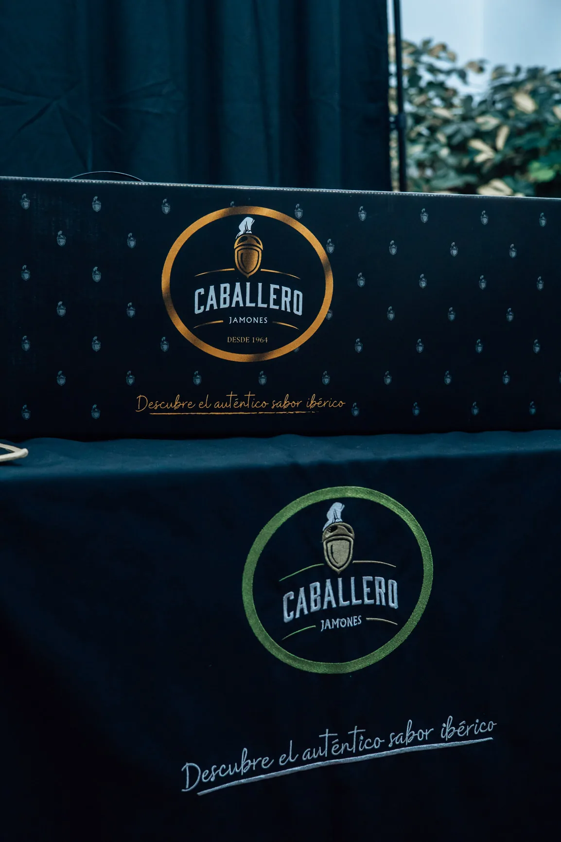 Schwarzer Geschenkkarton von Jamones Caballero mit goldenem Logo