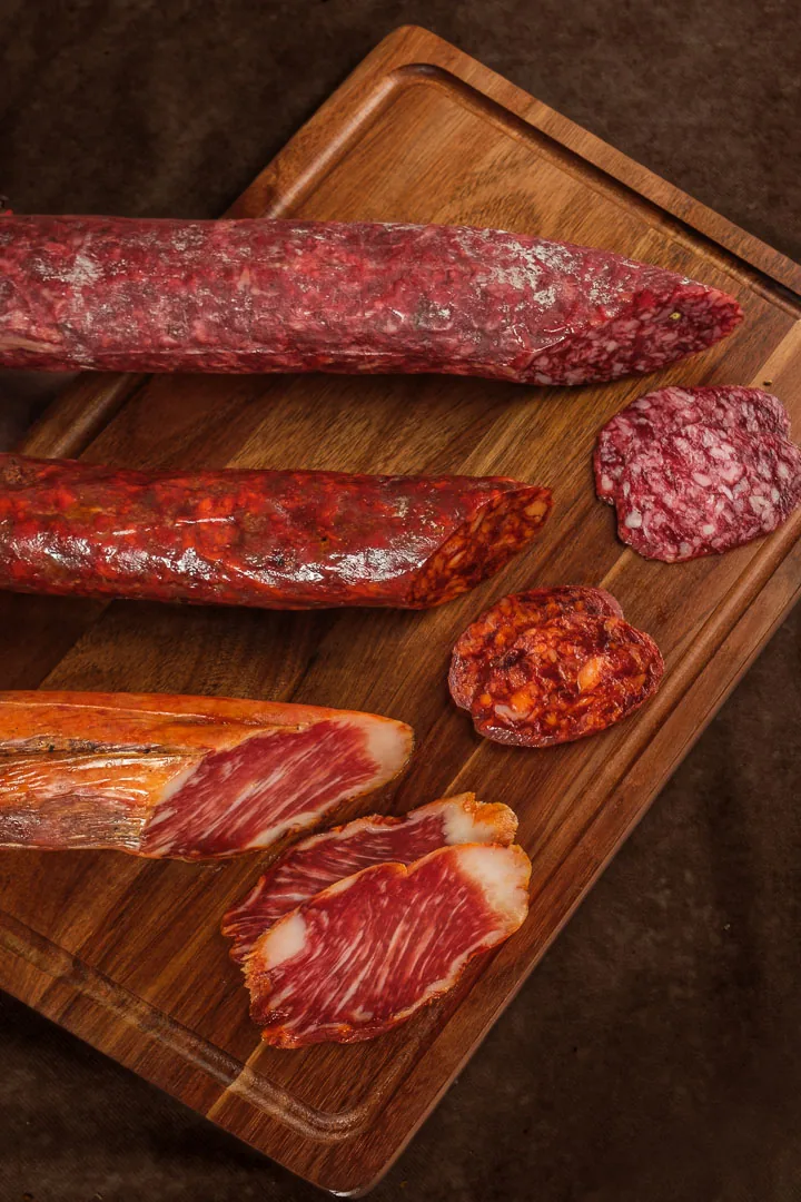 Salchichón, Chorizo und Caña de Lomo von Jamones Caballero, angeschnitten