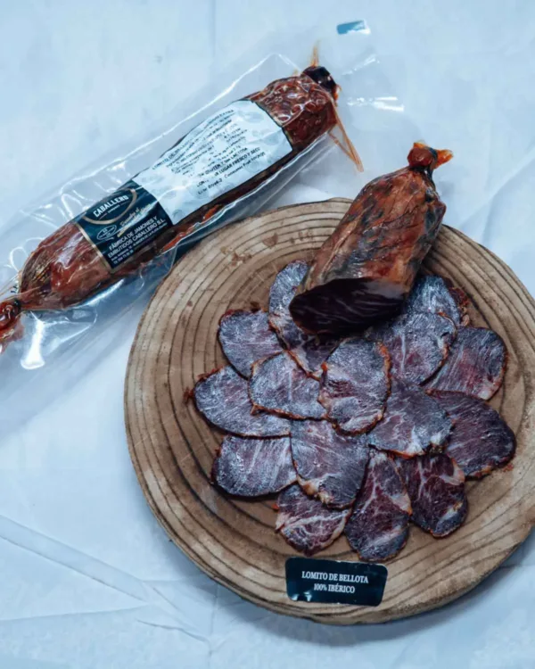 Lomito de Bellota 100 % Ibérico Extra, im Ganzen und in Scheiben auf einem Holzbrett