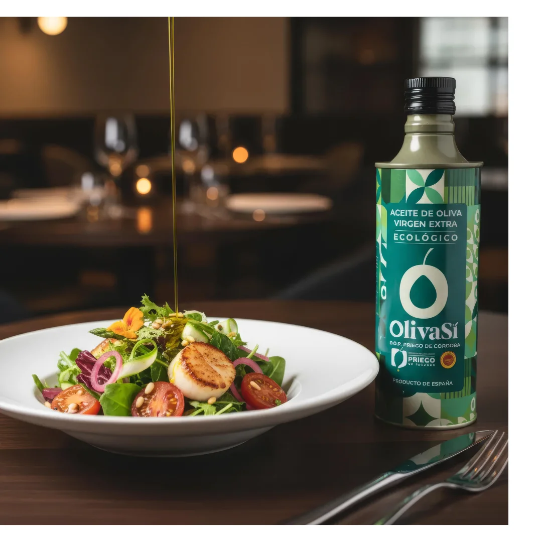 Olivenöl fließt aus der Oliva-Sí-Ecologic-Dose über einen Salat