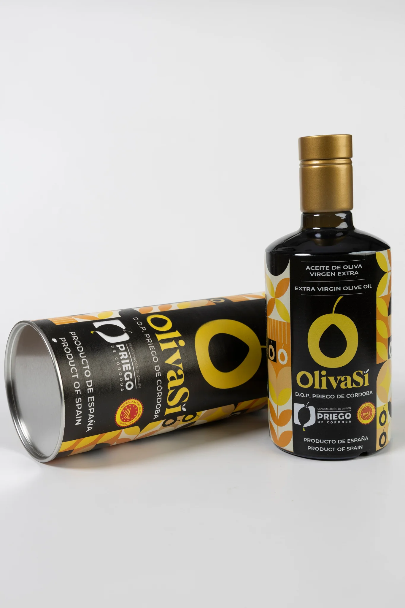 Flasche Oliva Sí Golden stehend und eine Golden-Dose liegend, auf hellem Grund