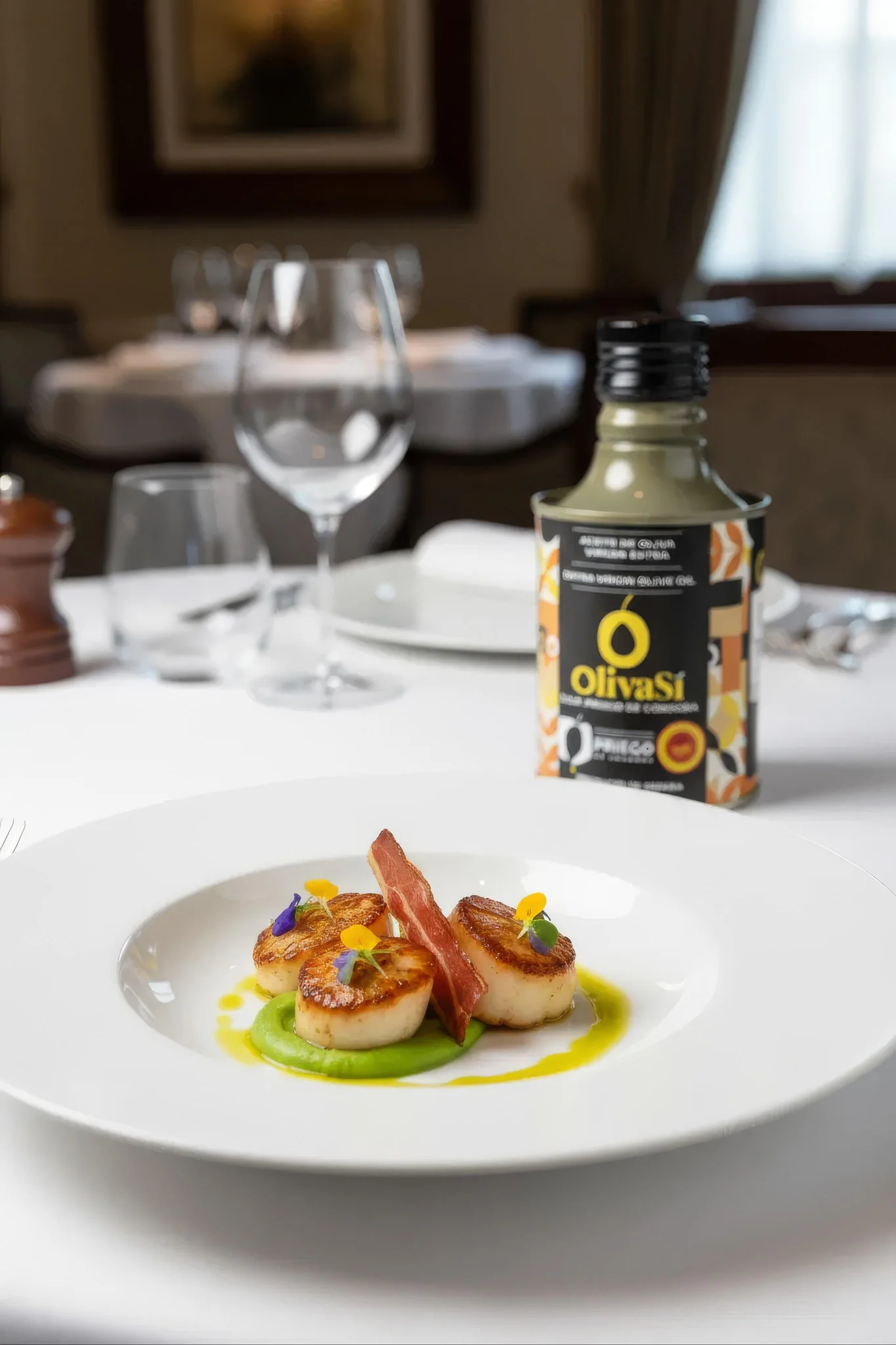 Kleine Dose Oliva Sí Golden auf einem gedeckten Restauranttisch
