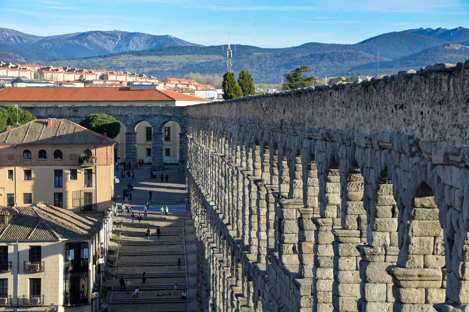 Das römische Aquädukt von Segovia von oben, im Hintergrund die Berge der Sierra de Guadarrama