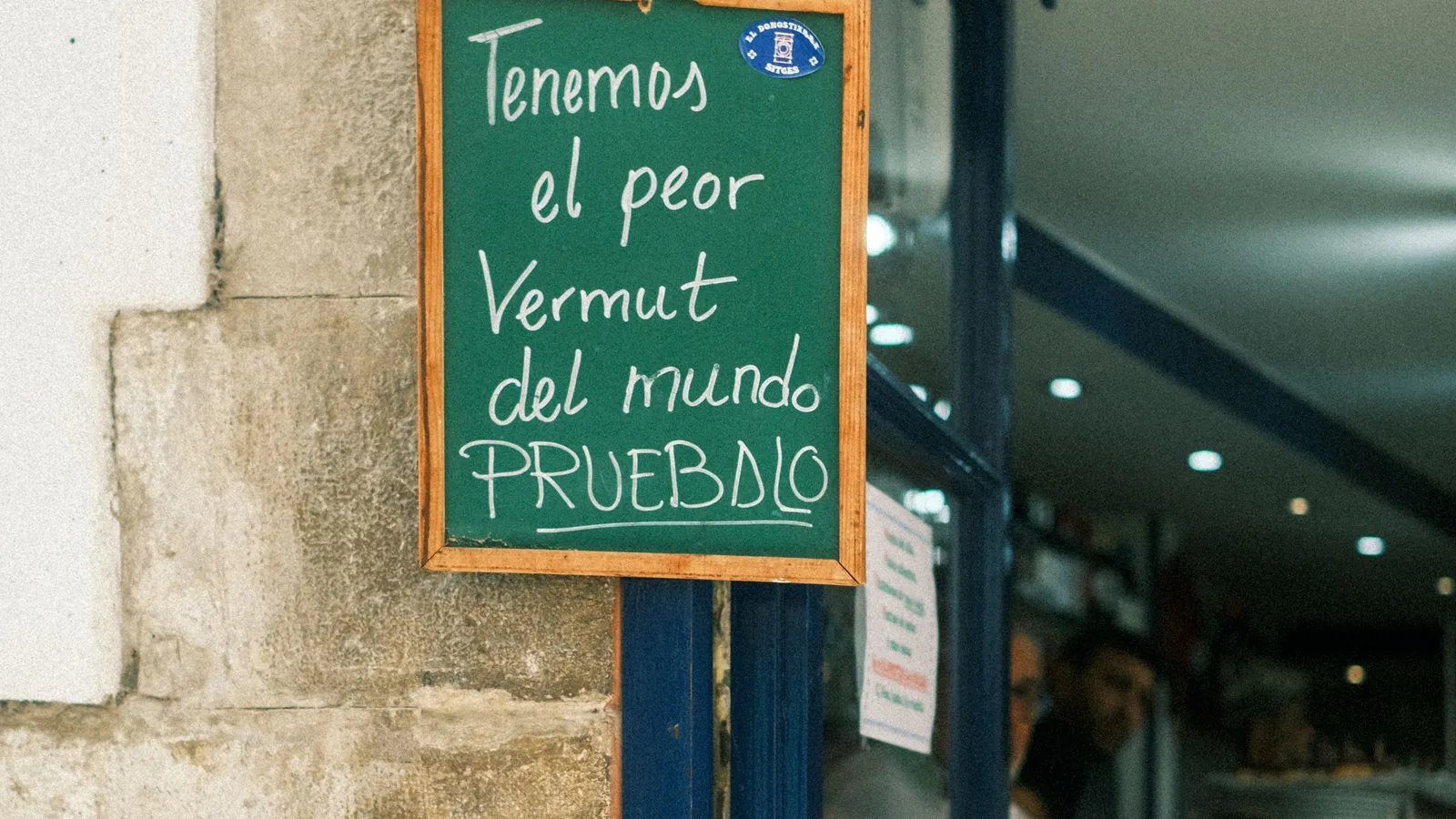 Kreidetafel am Eingang einer Bar: „Tenemos el peor Vermut del mundo. Pruébalo“